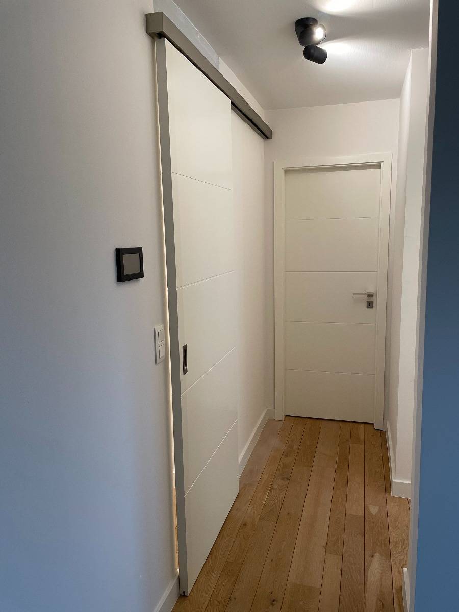 portes-coulissantes-interieur-blanches-parquet-bois