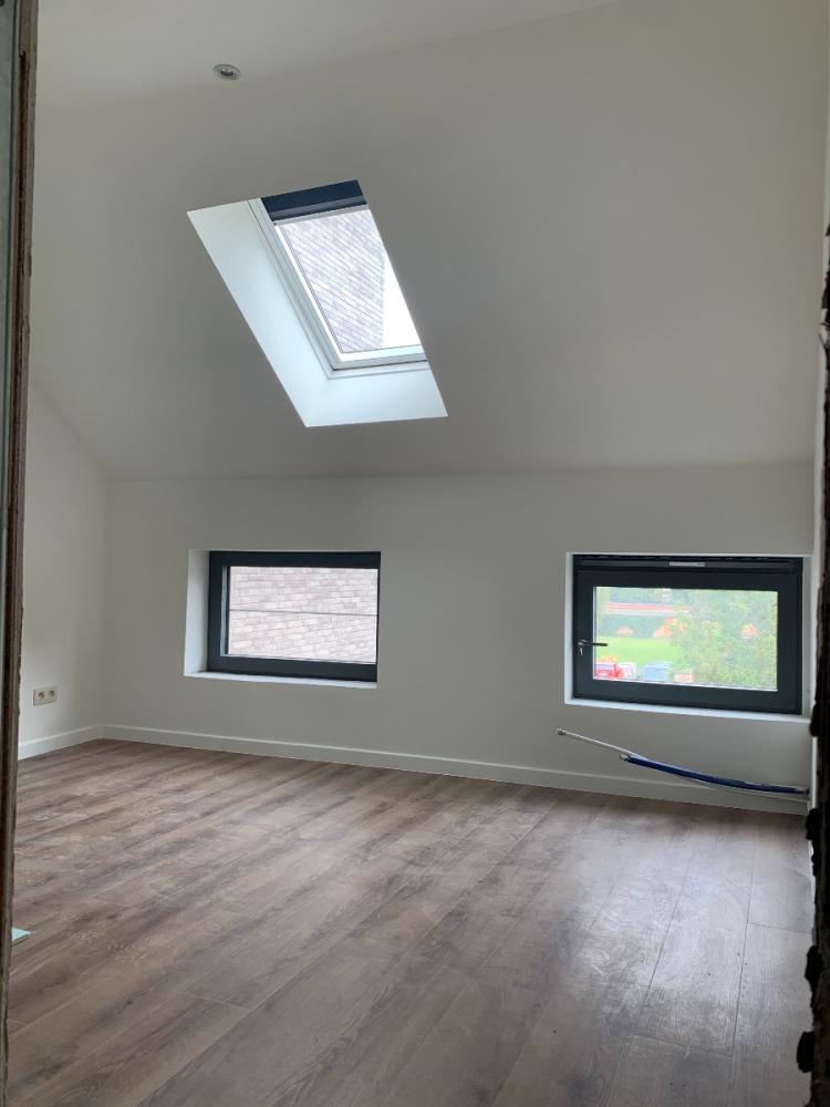 amenagement-combles-parquet-bois-chassis-fenetre