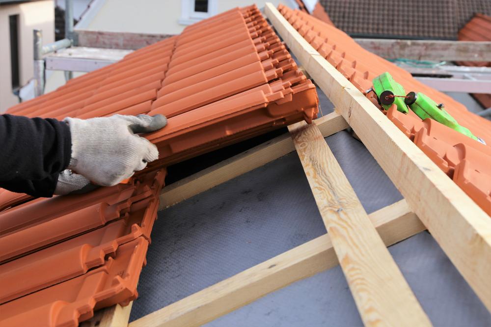 toiture-incline-mains